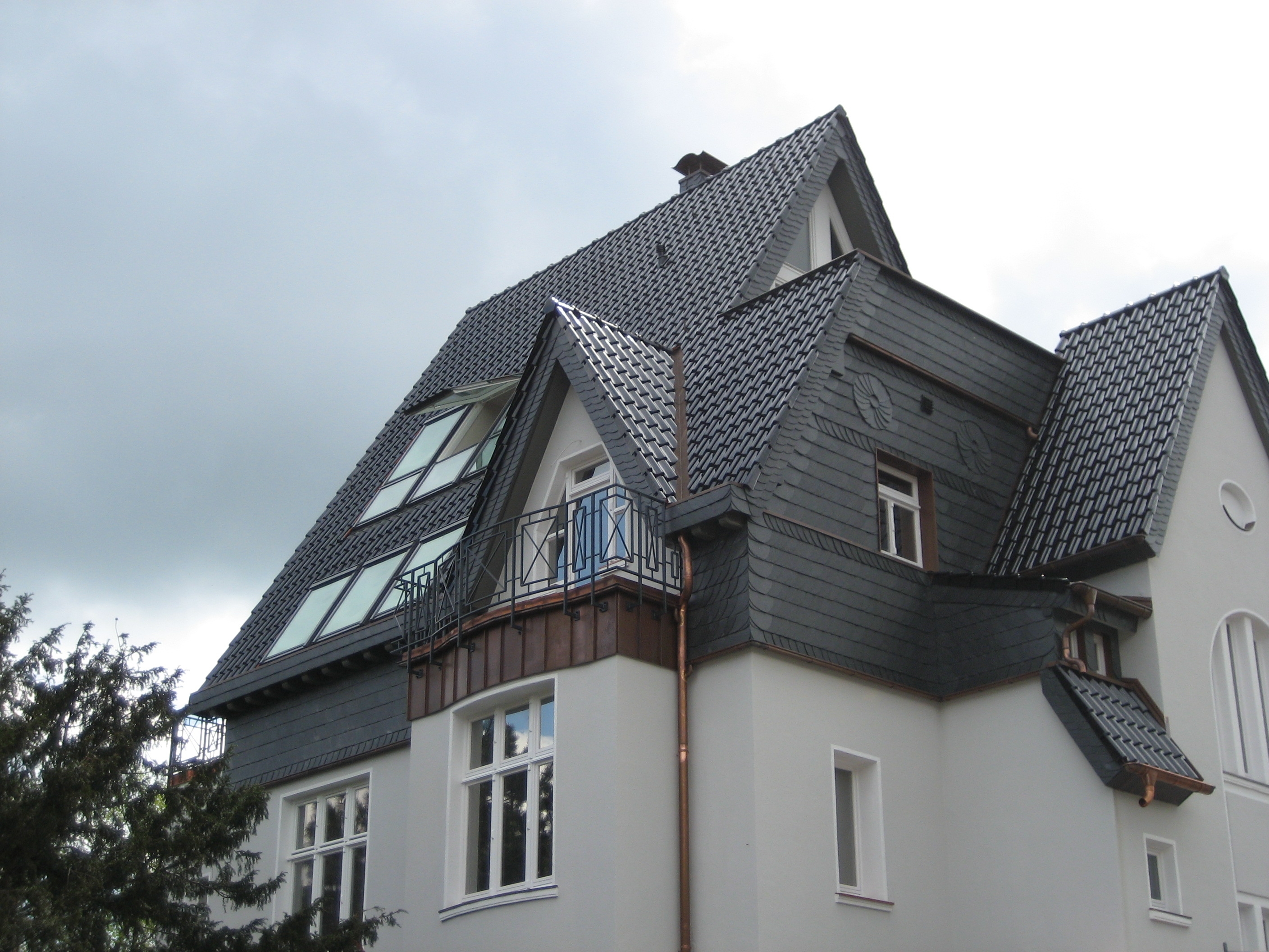 Umbau Des Daches mit mehrfach verglasten Dachfenstern und Dämmung aus PUR/PIR Aufdachdämmung schafften höhere Behaglichkeit und führten zu energetisch auffallenden Einsparungen